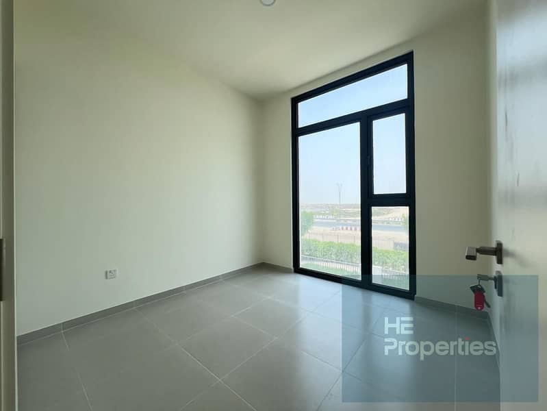 Spacious layout l 3bed l Single Row l Vacant - Image 11