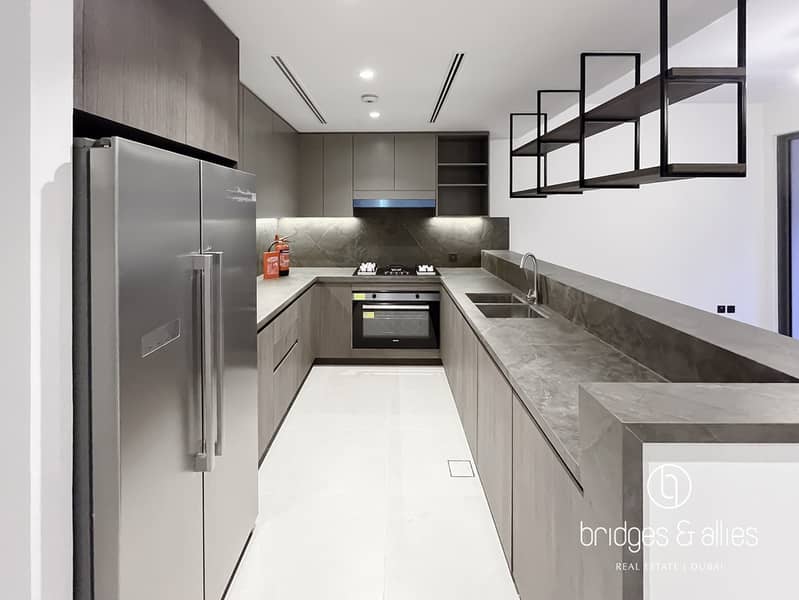 UPGRADED UNIT | LANDSCAPE AND KITCHEN APPLIANCES - Image 7
