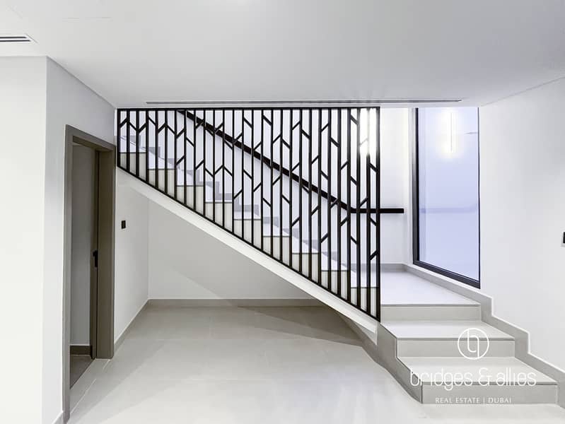 UPGRADED UNIT | LANDSCAPE AND KITCHEN APPLIANCES - Image 9