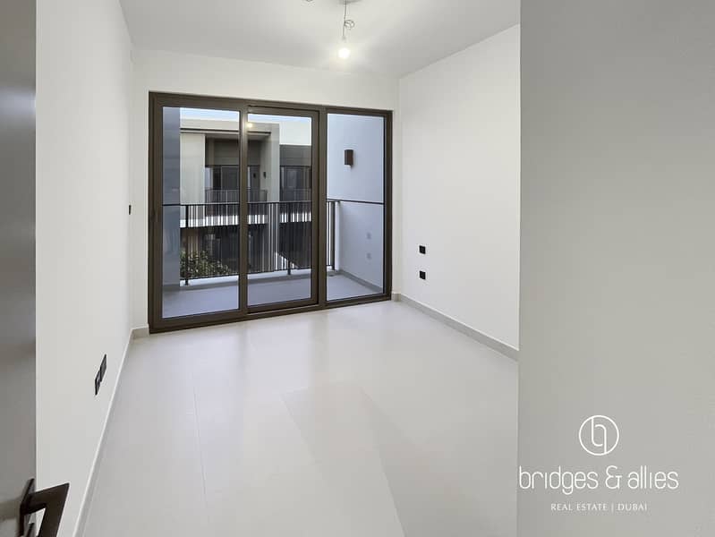 UPGRADED UNIT | LANDSCAPE AND KITCHEN APPLIANCES - Image 12