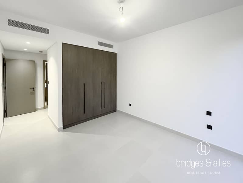 UPGRADED UNIT | LANDSCAPE AND KITCHEN APPLIANCES - Image 11