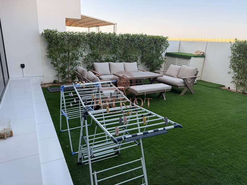 UPGRADED | SINGLE ROW | WELL MAINTAINED | BIG LIVING - Image 7