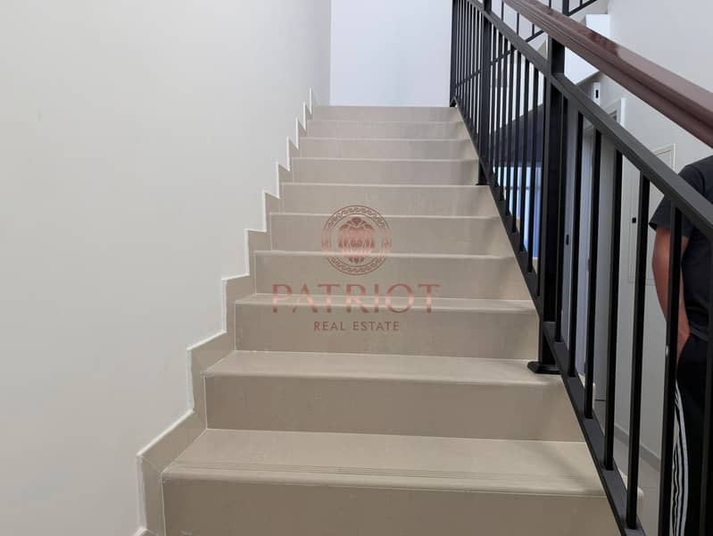 UPGRADED | SINGLE ROW | WELL MAINTAINED | BIG LIVING - Image 9