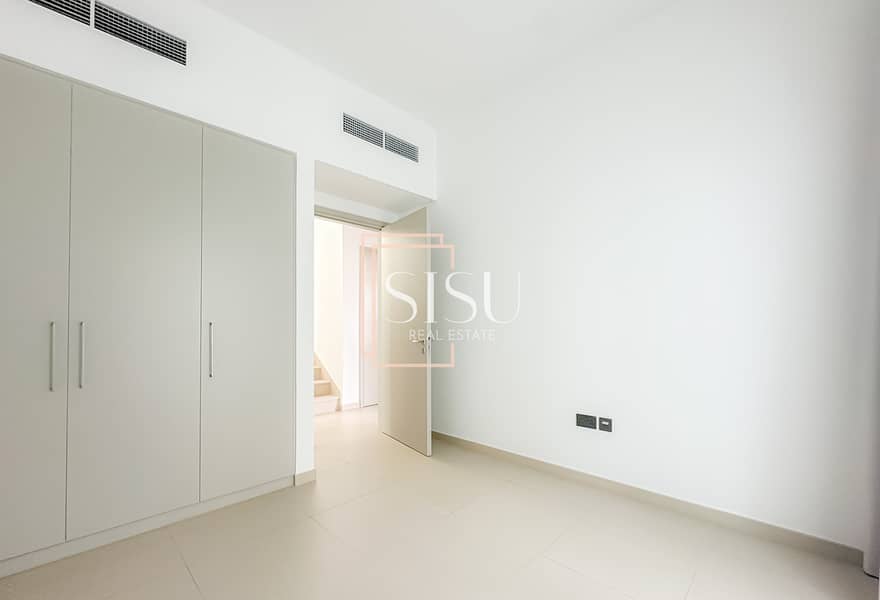 Single Row | End Unit | Close to Amenities - Image 9