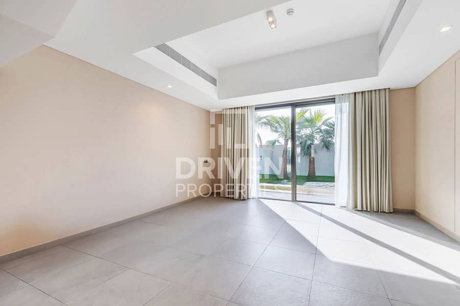 Private Garden | Spacious Single Row | Wide Layout - Image 20