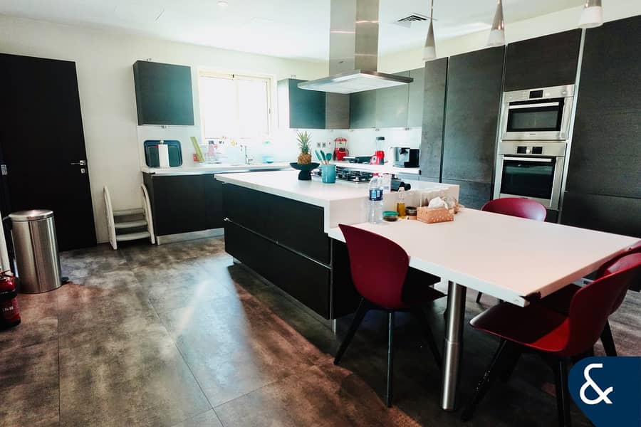 4-Bedroom | Large Garden | Open Living Room - Image 7