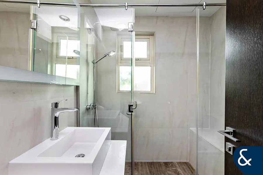 4-Bedroom | Large Garden | Open Living Room - Image 11