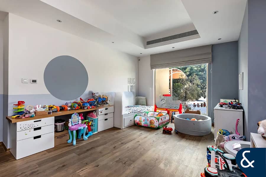 4-Bedroom | Large Garden | Open Living Room - Image 16