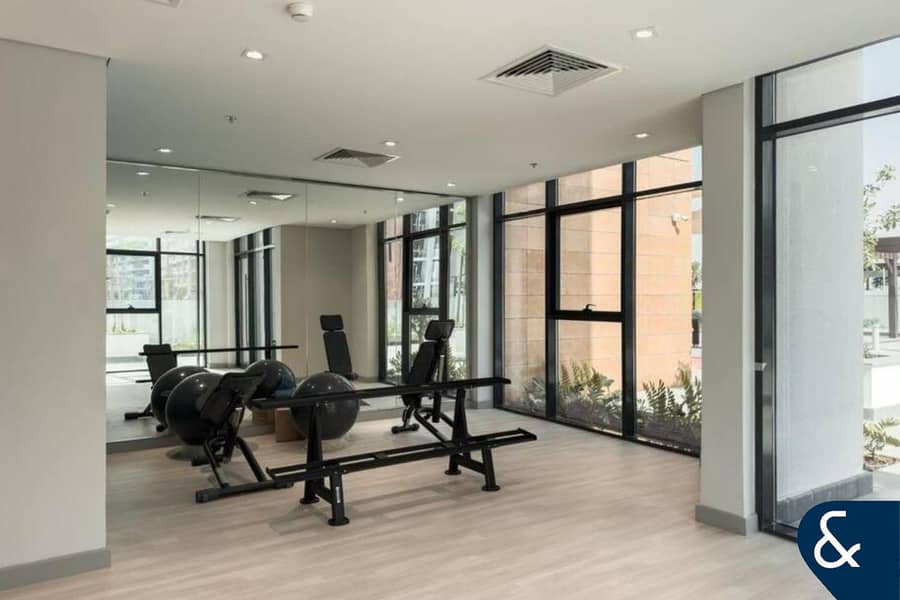 Studio APT | Pool View | Built-In Storage - Image 7