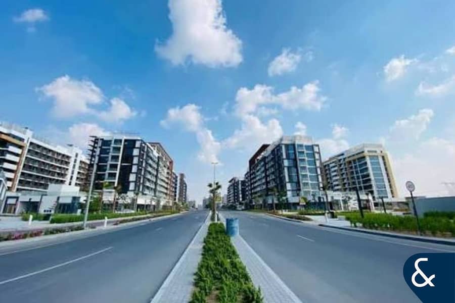 Studio APT | Pool View | Built-In Storage - Image 8