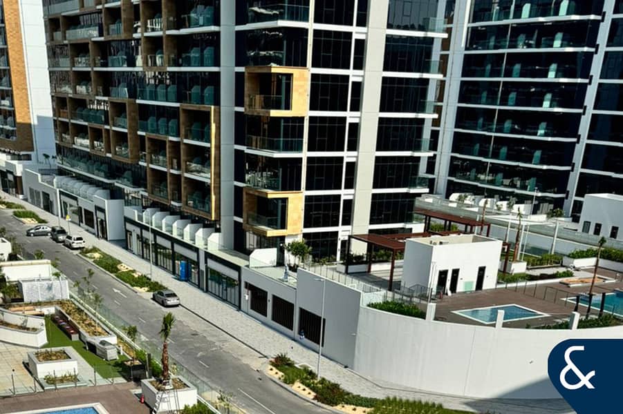 Studio APT | Pool View | Built-In Storage - Image 10