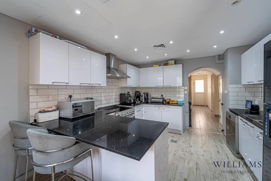 THREE BEDROOMS | UPGRADED | PRIVATE POOL - Image 6