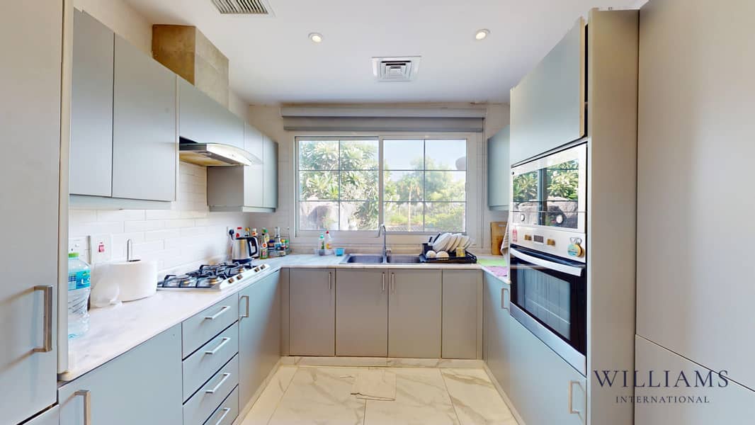 UPGRADED AND FULLY EXTENDED | LAKE VIEW - Image 8