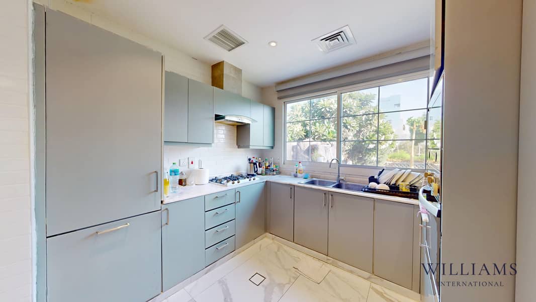 UPGRADED AND FULLY EXTENDED | LAKE VIEW - Image 9