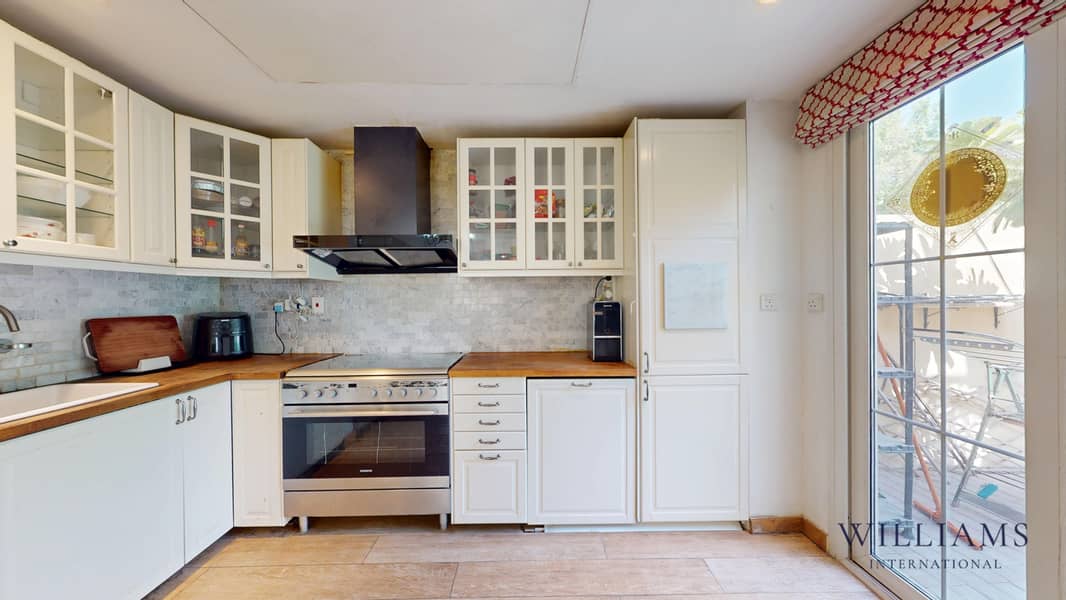 UPGRADED | CONVERTED TO 4 BEDS | LAKE VIEW - Image 7