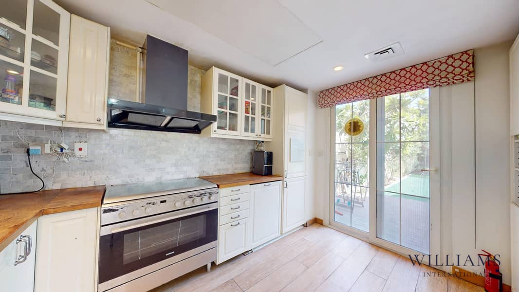 UPGRADED | CONVERTED TO 4 BEDS | LAKE VIEW - Image 8