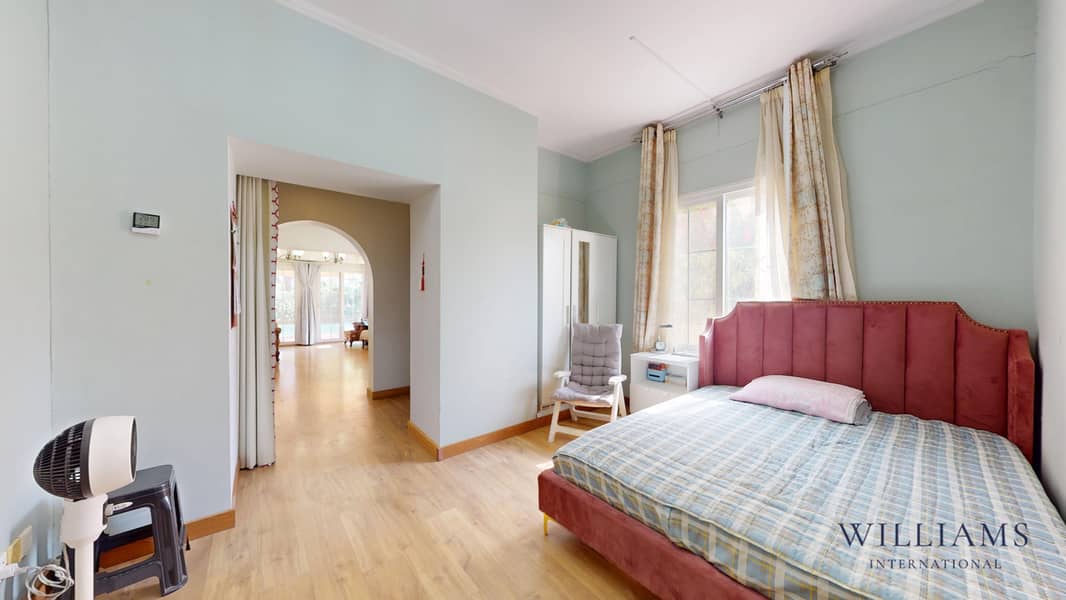 UPGRADED | CONVERTED TO 4 BEDS | LAKE VIEW - Image 9