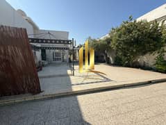 للبيع فيلا طابق ارضي بالشارقه منطقه القادسيه لها عدادين كهرباء