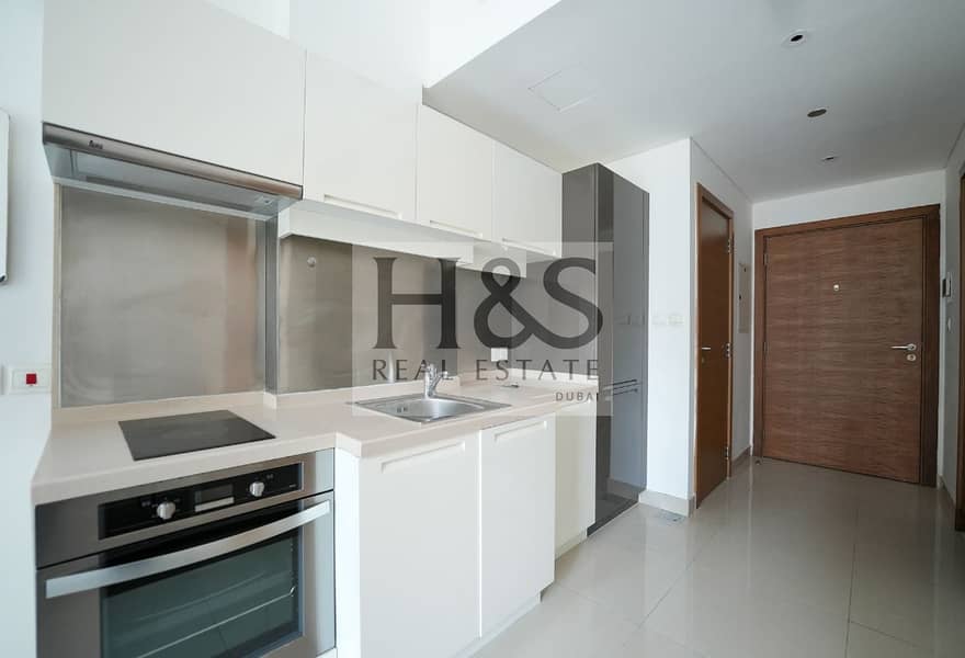 STUNNING STUDIO | SEMI FURNISHED | PERFECT LAYOUT - Image 6