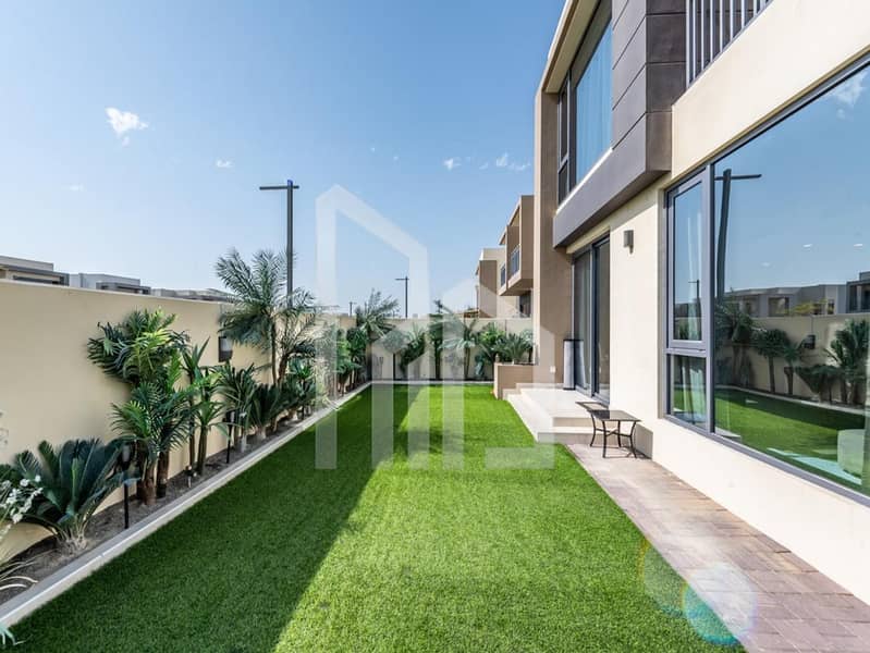 Single Row | Large Plot | Landscaped