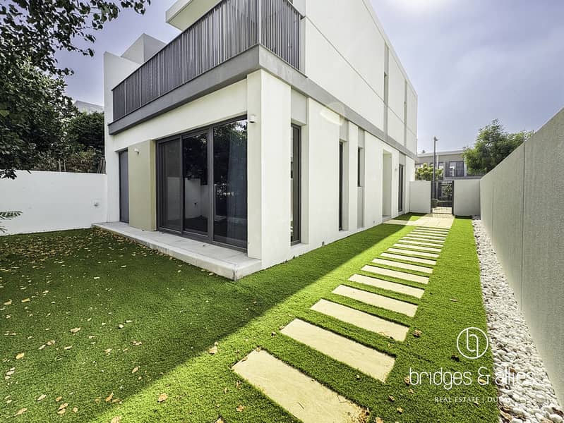 SINGLE ROW | CLOSE TO AMENITIES | FULLY UPGRADED