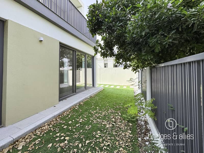 SINGLE ROW | CLOSE TO AMENITIES | FULLY UPGRADED