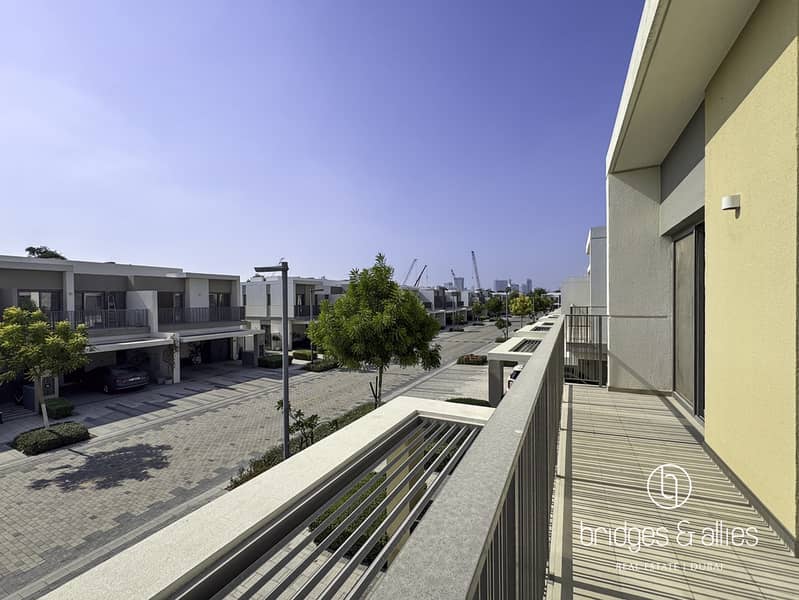 SINGLE ROW | CLOSE TO AMENITIES | FULLY UPGRADED - Image 10