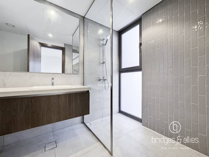 SINGLE ROW | CLOSE TO AMENITIES | FULLY UPGRADED - Image 14