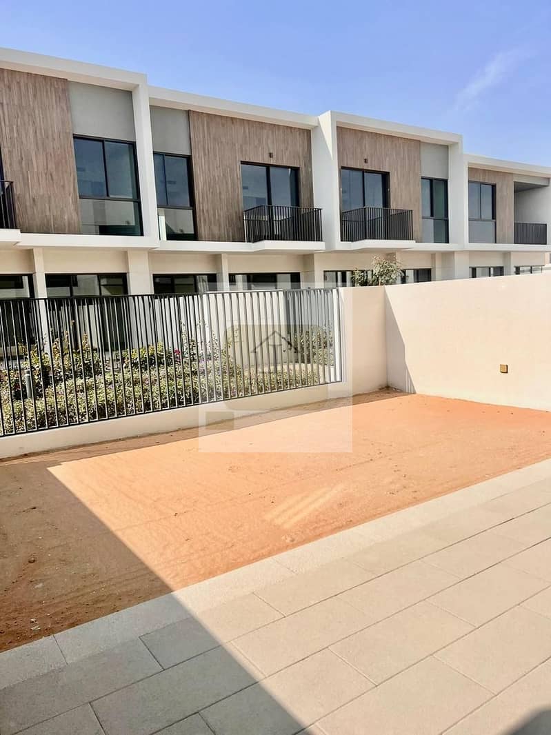 single row | close to pool and park | move in