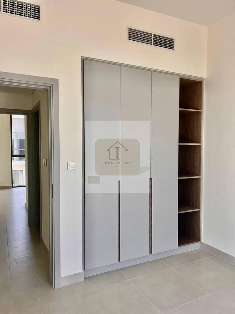 single row | close to pool and park | move in - Image 6