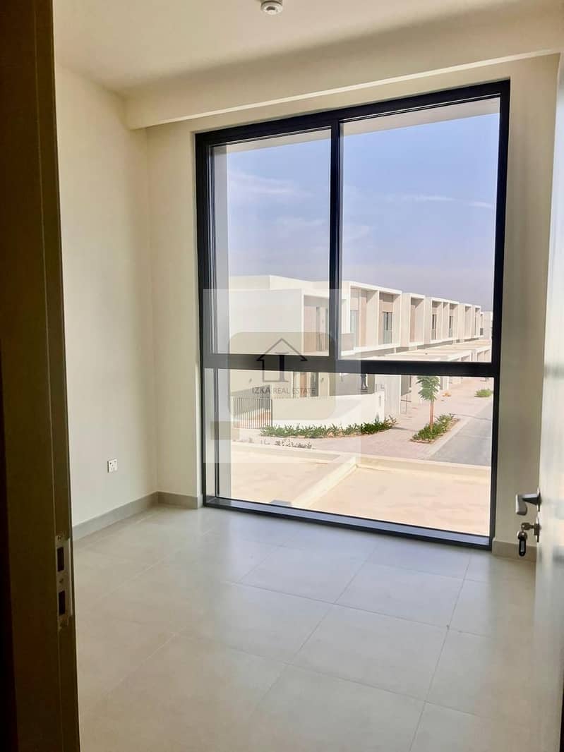 single row | close to pool and park | move in - Image 7