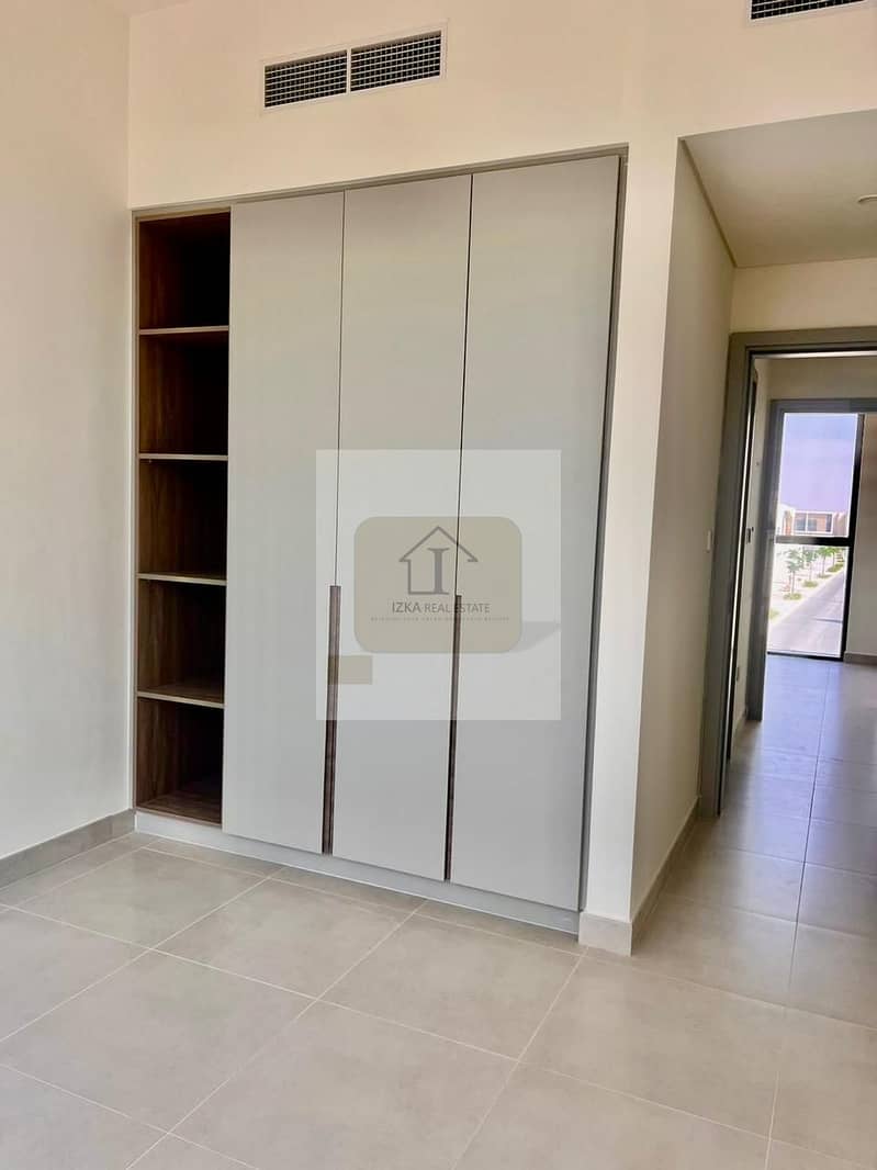 single row | close to pool and park | move in - Image 9