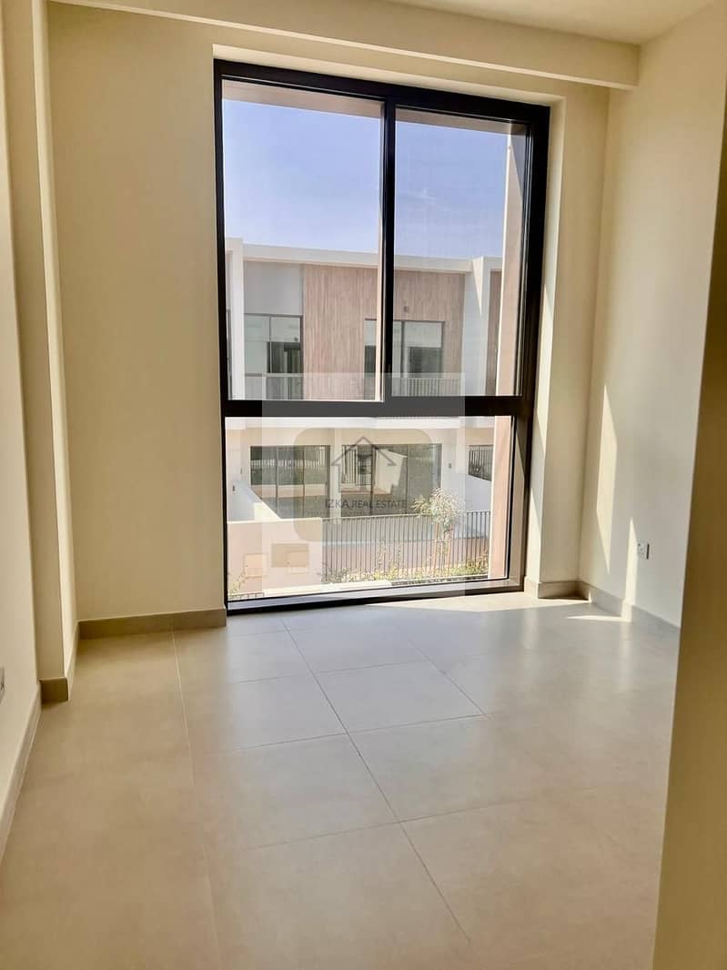 single row | close to pool and park | move in - Image 10