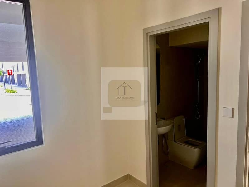 single row | close to pool and park | move in - Image 11