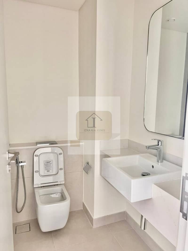 single row | close to pool and park | move in - Image 12