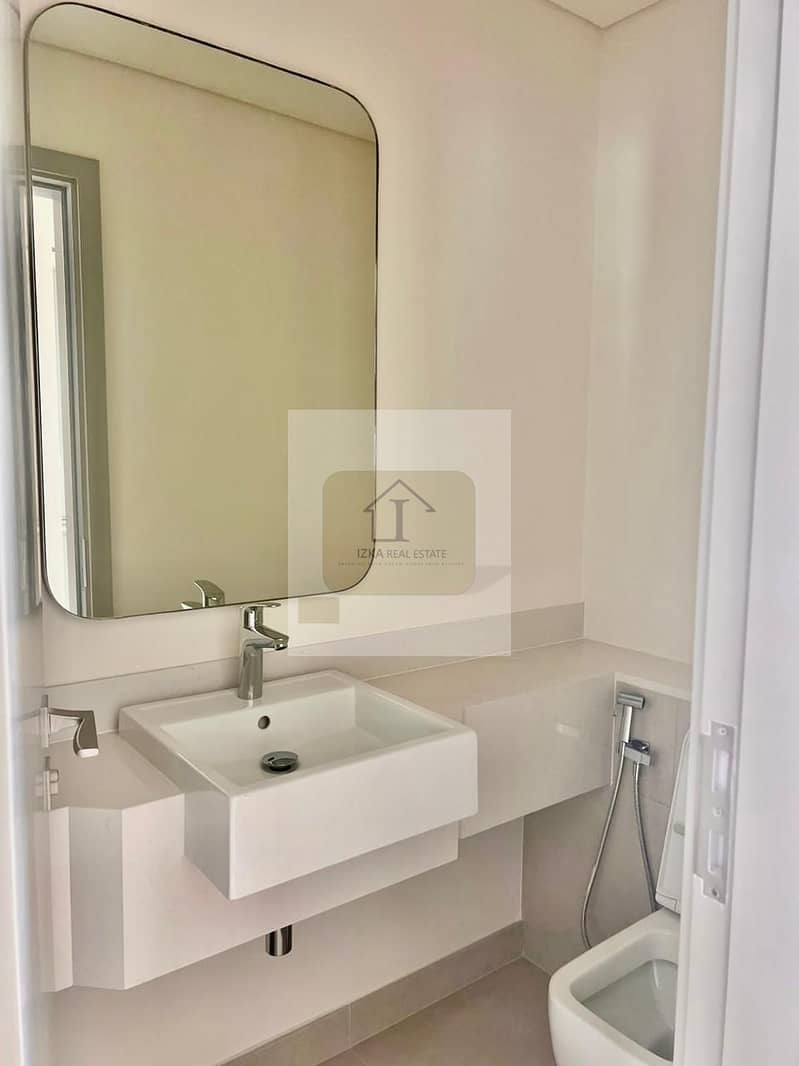 single row | close to pool and park | move in - Image 13