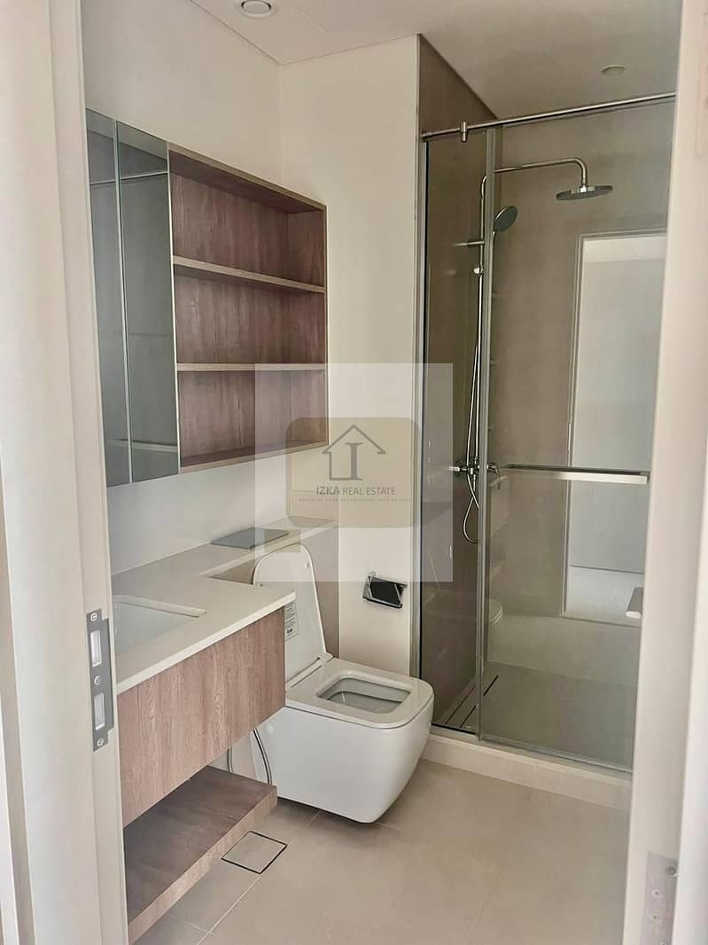 single row | close to pool and park | move in - Image 14