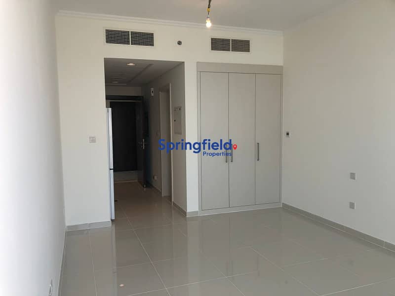 High-Floor Studio | Golf Course View | Roi