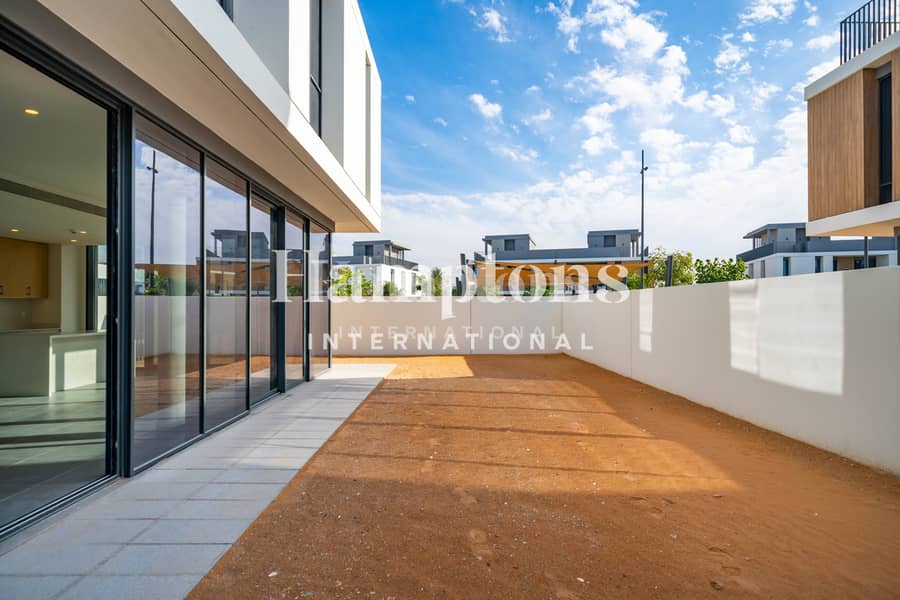 Corner Villa | Brand New | Single Row