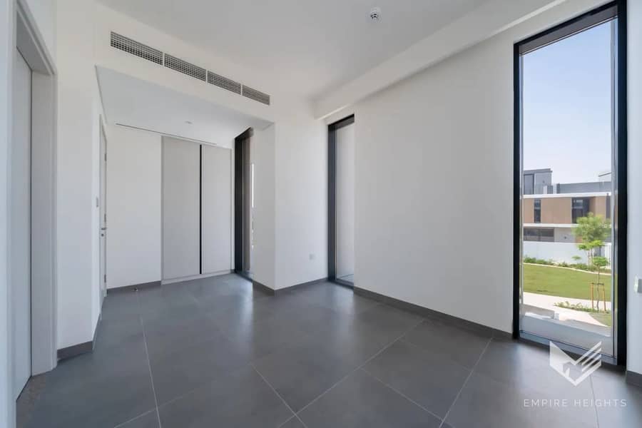 Spacious | Luxurious | Near Park - Image 12