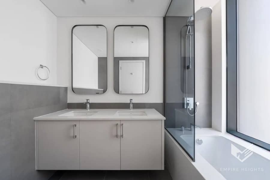 Spacious | Luxurious | Near Park - Image 17