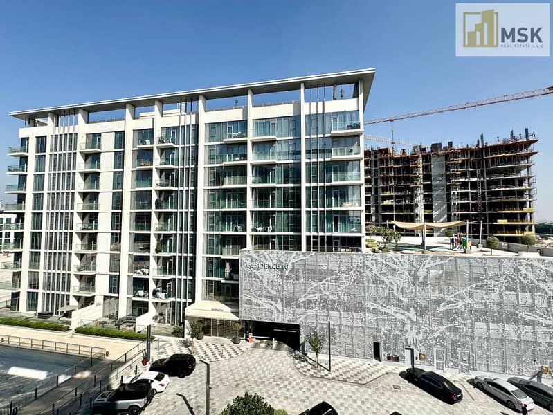 Light-Filled 1BR | Corner Layout