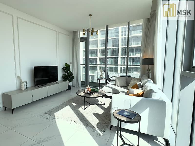 Light-Filled 1BR | Corner Layout