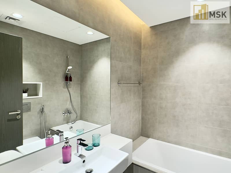 Light-Filled 1BR | Corner Layout - Image 18