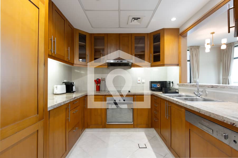 Bright Apartment with Lake Views – The Links East Tower