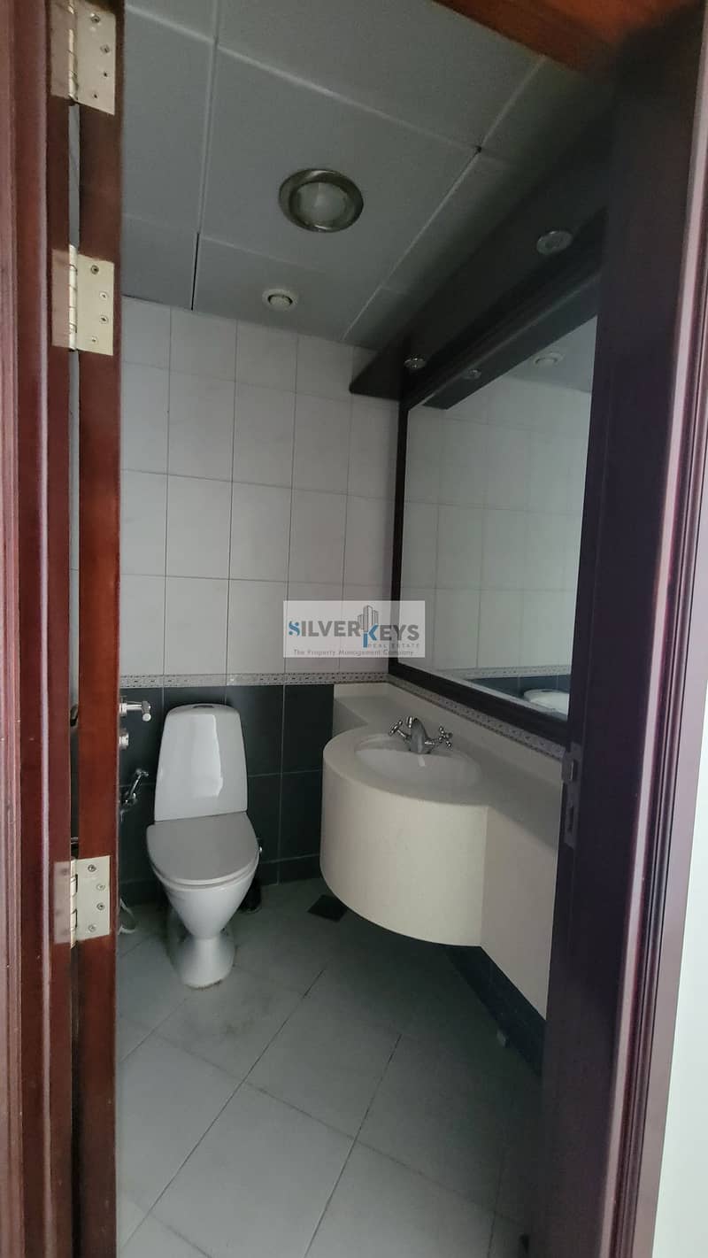 MORDERN AND WELL CONNECTED 1 BHK WITH BIG SPACIOUS HALL AND AN OPEN KITCHEN