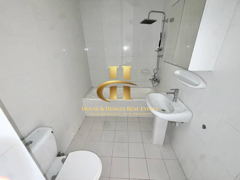 Spacious Unit | Close Kitchen | Separate Laundry - Image 8