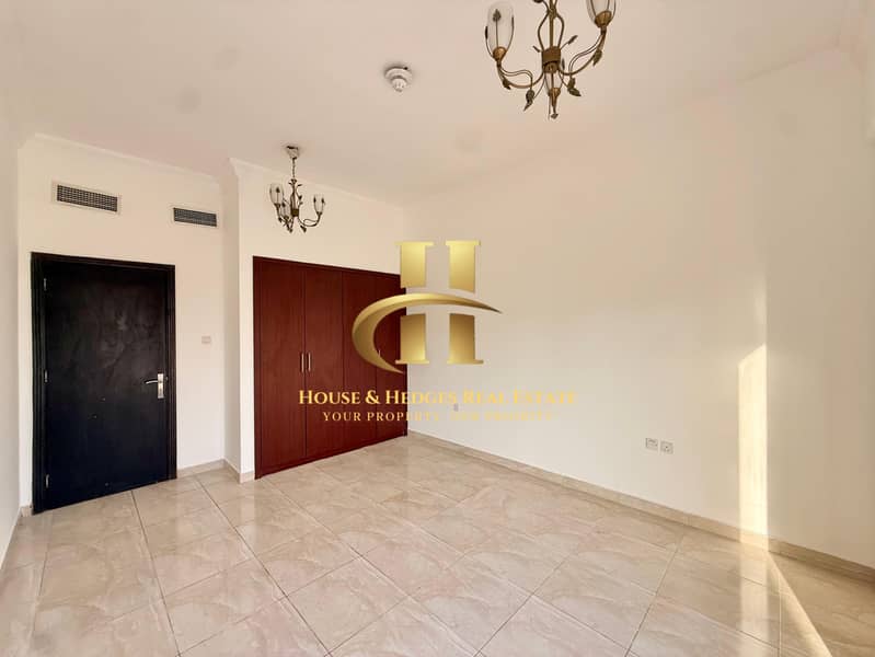 Spacious Unit | Close Kitchen | Separate Laundry - Image 17