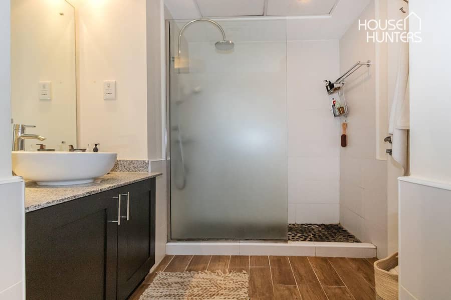 Stunning Contemporary Villa | Spacious Layout - Image 15