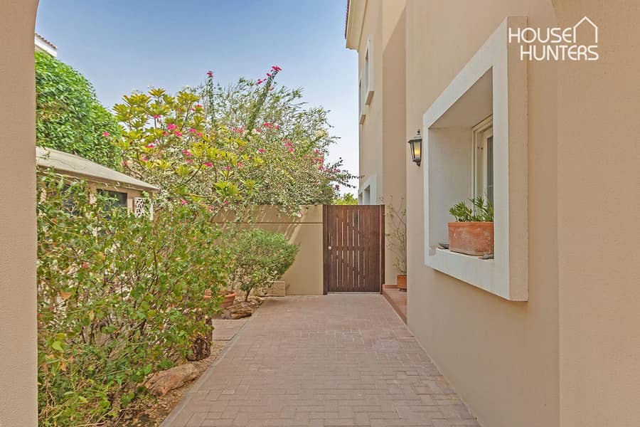 Stunning Contemporary Villa | Spacious Layout - Image 21